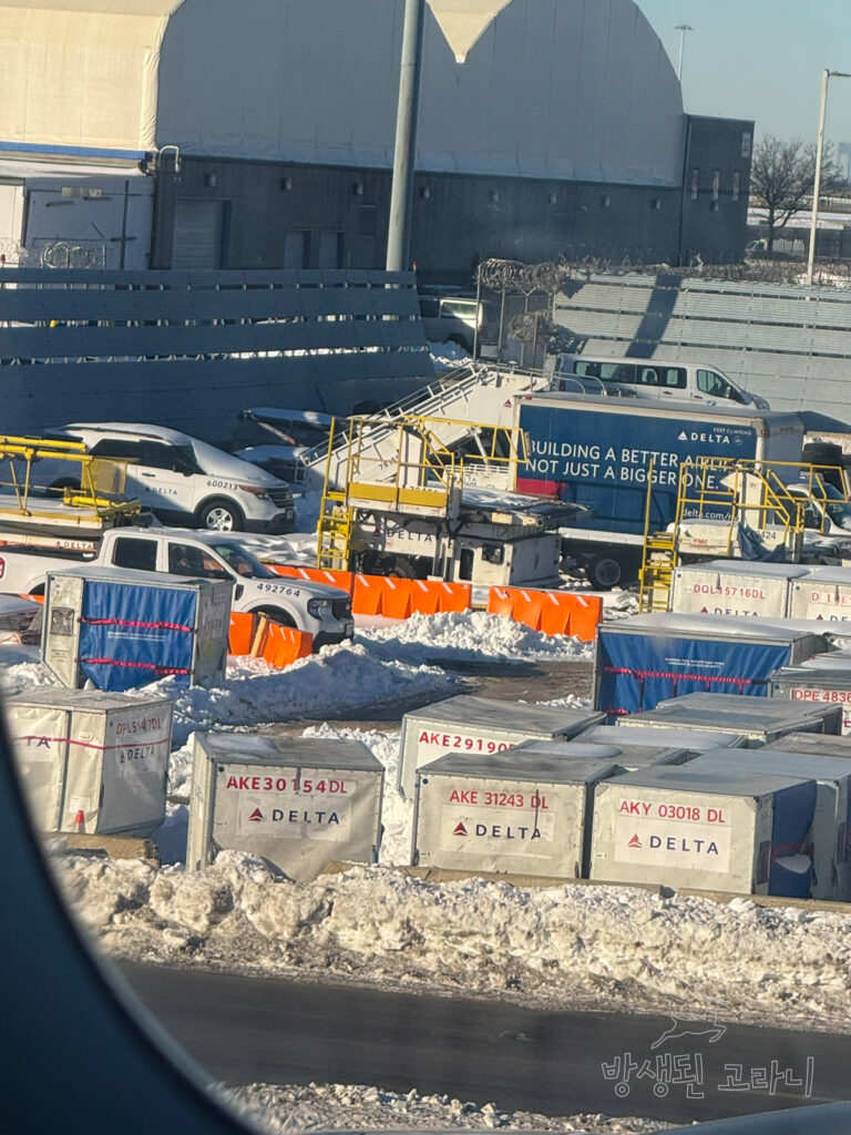 아시아나항공 착륙 후 JFK 공항 활주로 뷰