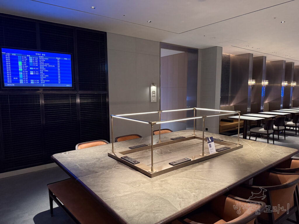 인천공항 2터미널 아시아나 라운지 FIDS