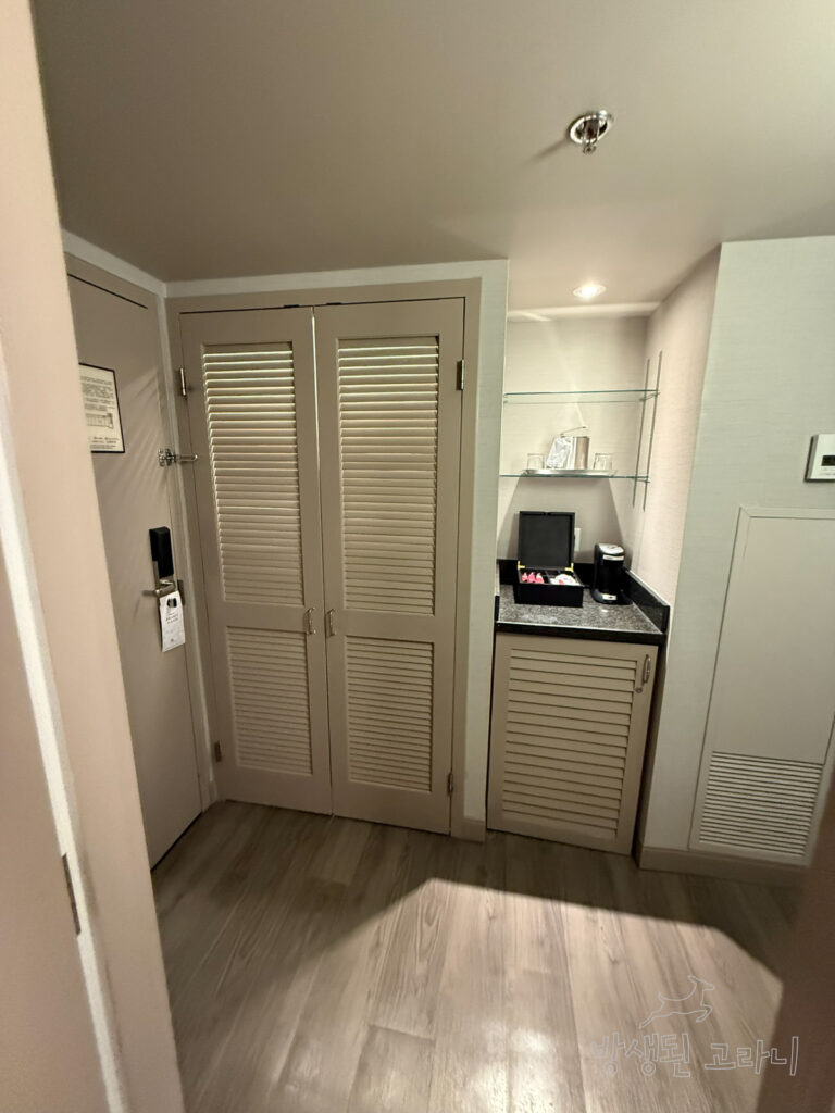 메리어트 온 더 폴스 욕실에서 본 객실 모습