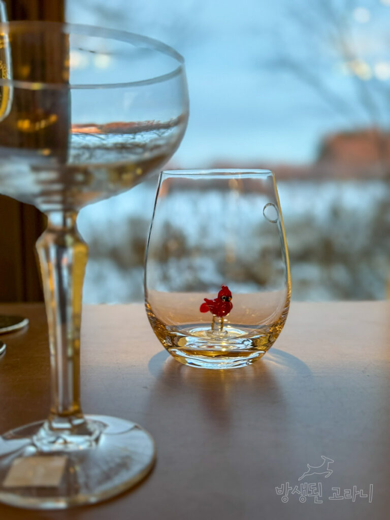 새 모양 장식이 들어간 디자인의 와인잔