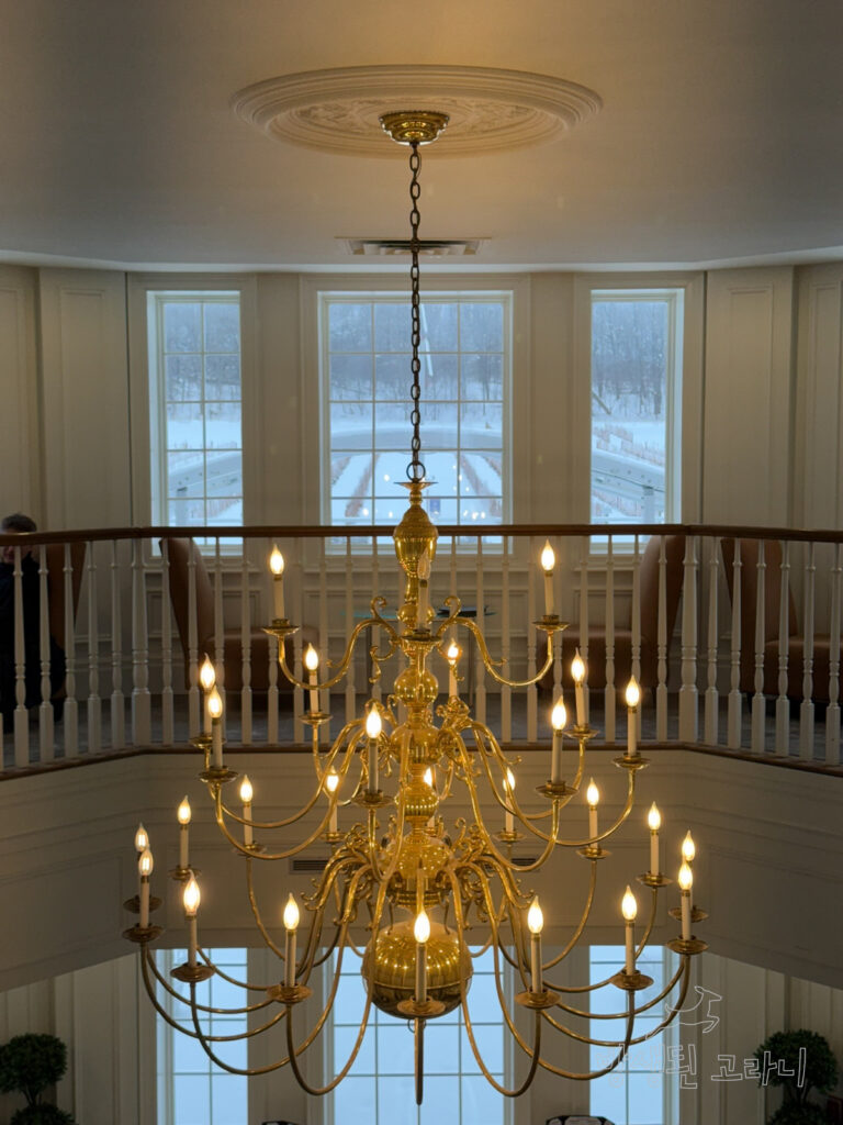 와이너리 건물 내부 중앙 샹들리에 클로즈업