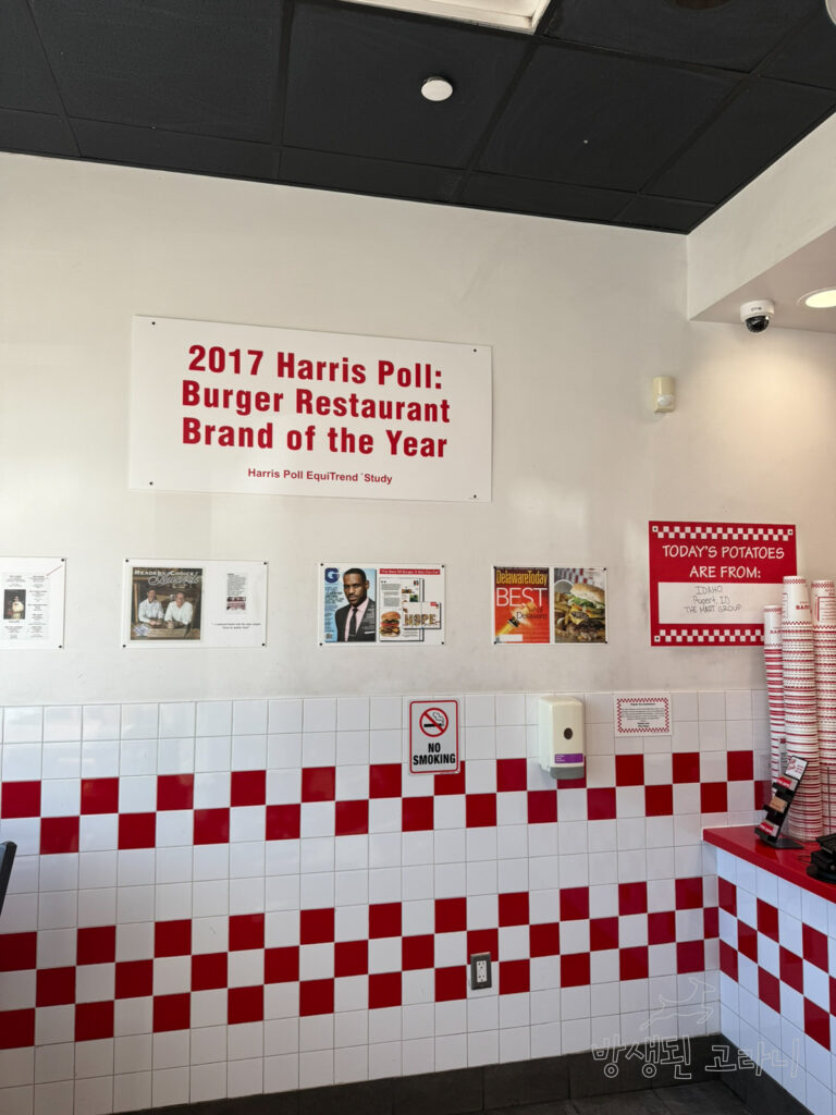 파이브가이즈 매장 벽면