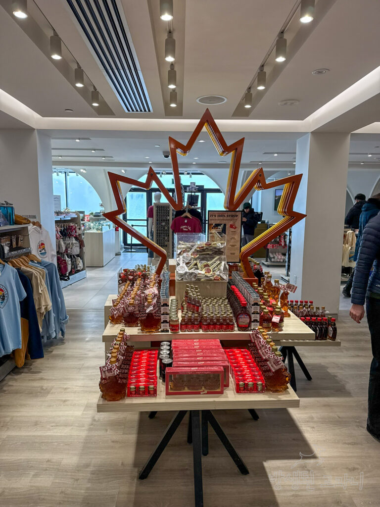 기념품 샵 단풍 인테리어와 메이플 제품