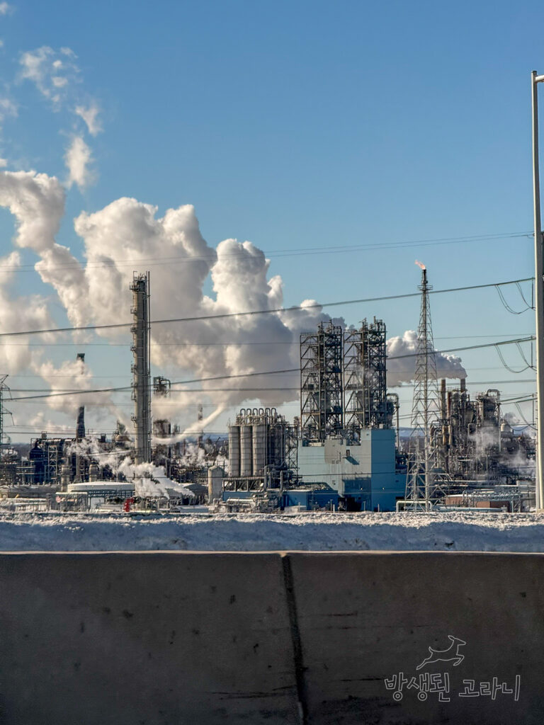 goethals bridge 위에서 본 공장 풍경