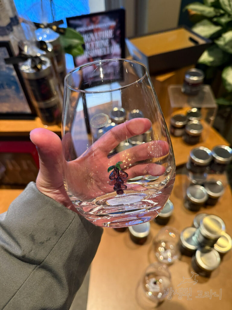 포도송이 장식이 들어가 있는 와인잔