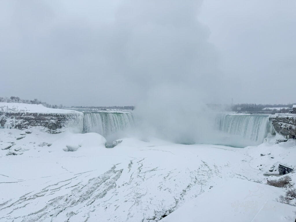 겨울 홀스슈 폭포 전경