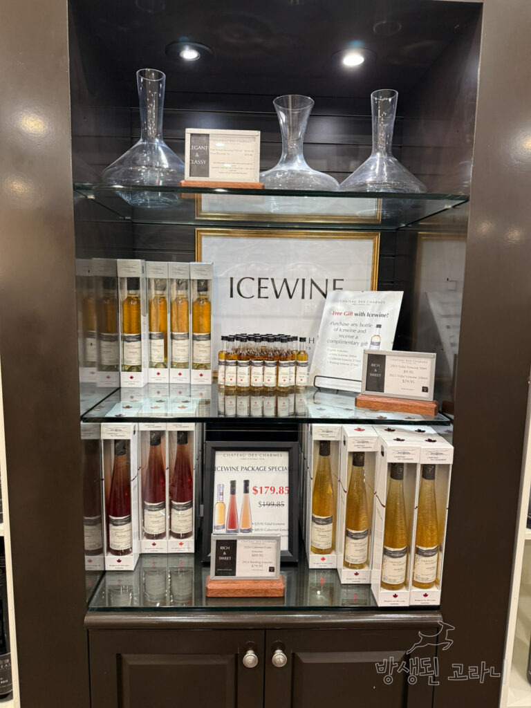  와이너리 샵에 전시된 아이스와인 종류들과 디캔터