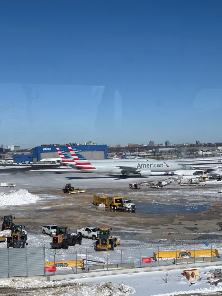 JFK 공항 셔틀트레인에서 본 아메리칸 항공 비행기