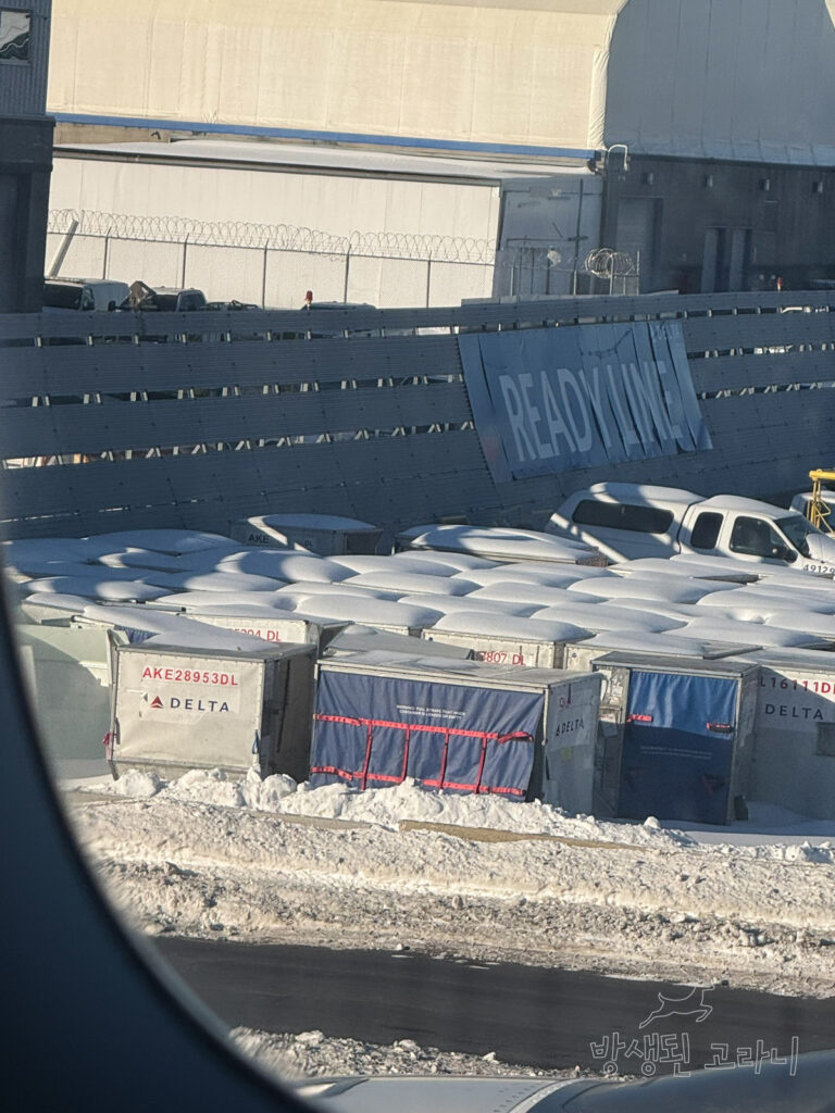 뉴욕 JFK 공항 눈 내린 풍경