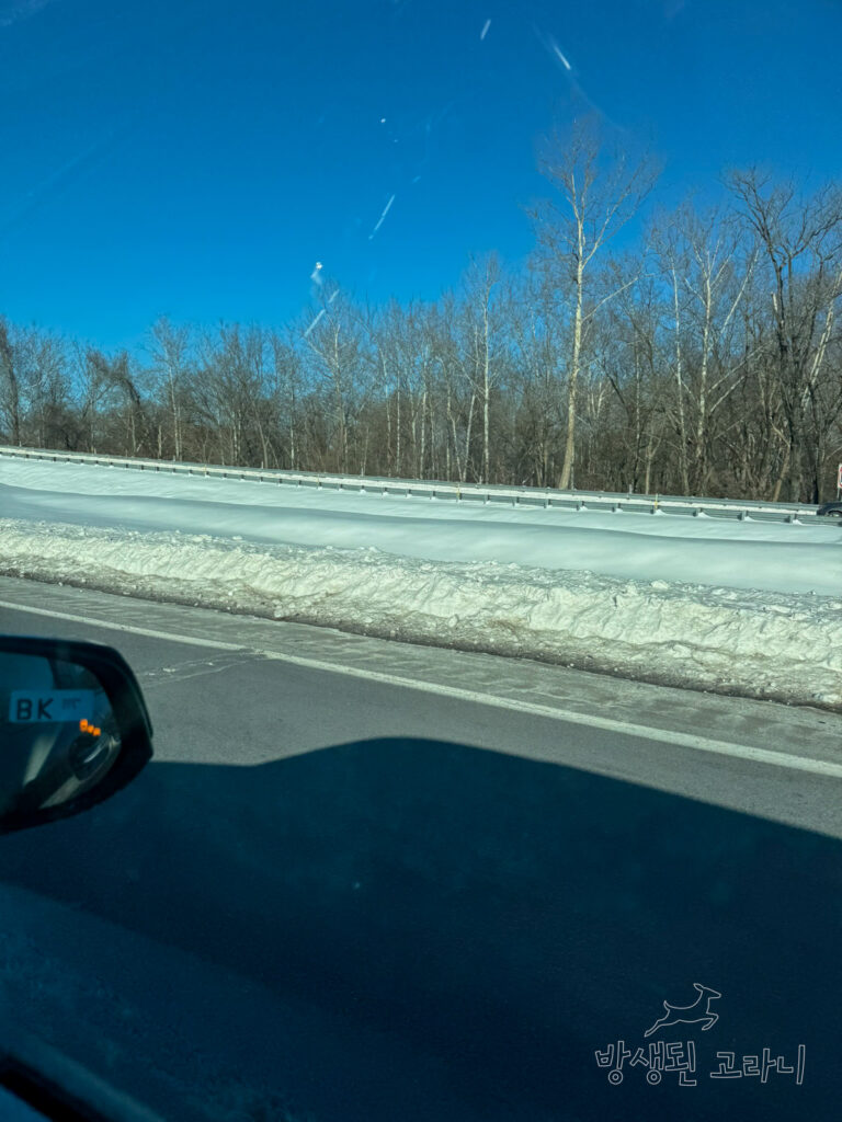 조수석에서 보이는 눈 쌓인 도로