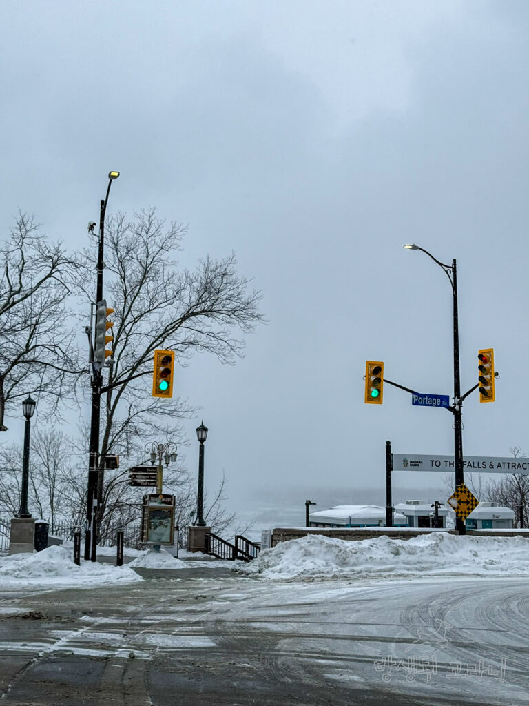 나이아가라 폴스 어트랙션 입구 내려가는 길