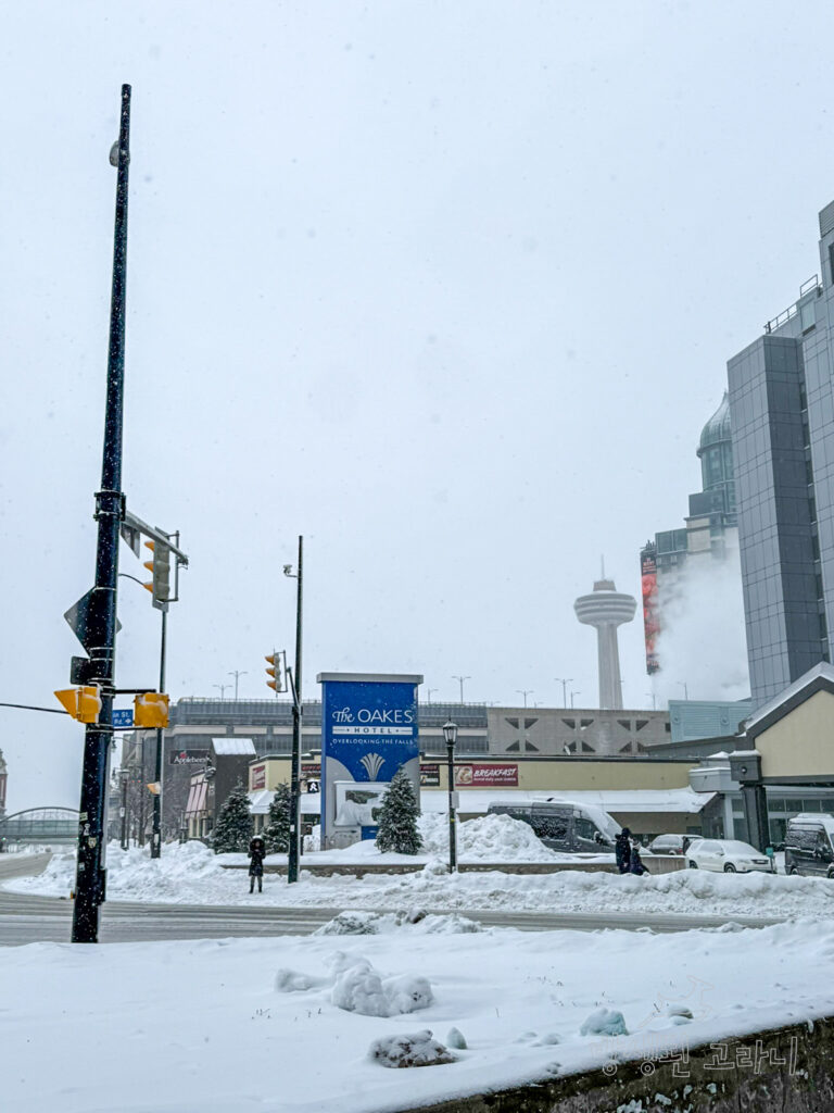 나이아가라 폭포 호텔 앞 눈 덮인 거리와 스카이론 타워