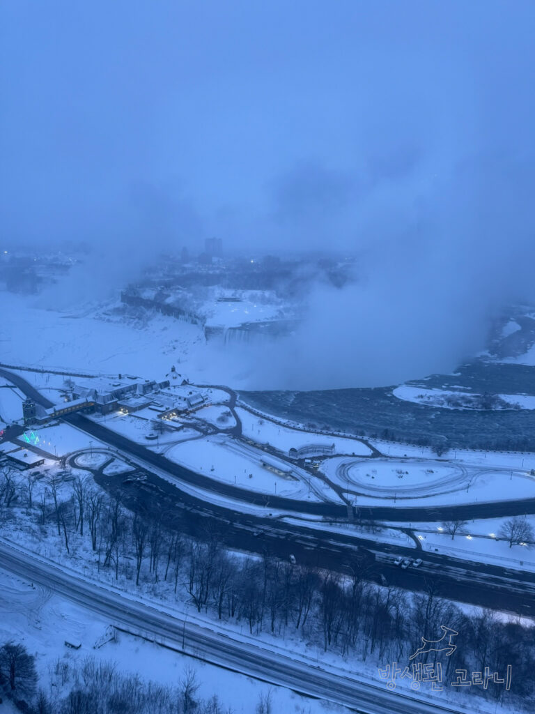 아침에 객실에서 바라본 나이아가라 폭포뷰 