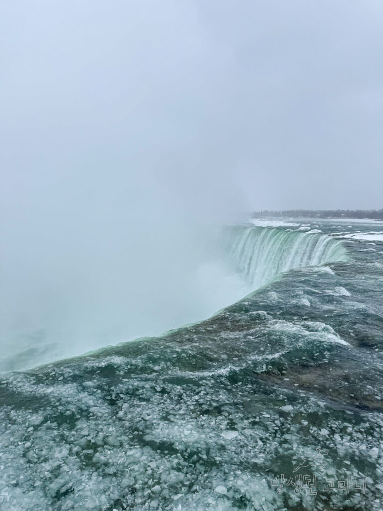 나이아가라 강에서 홀스슈 폭포로 이어지는 물줄기