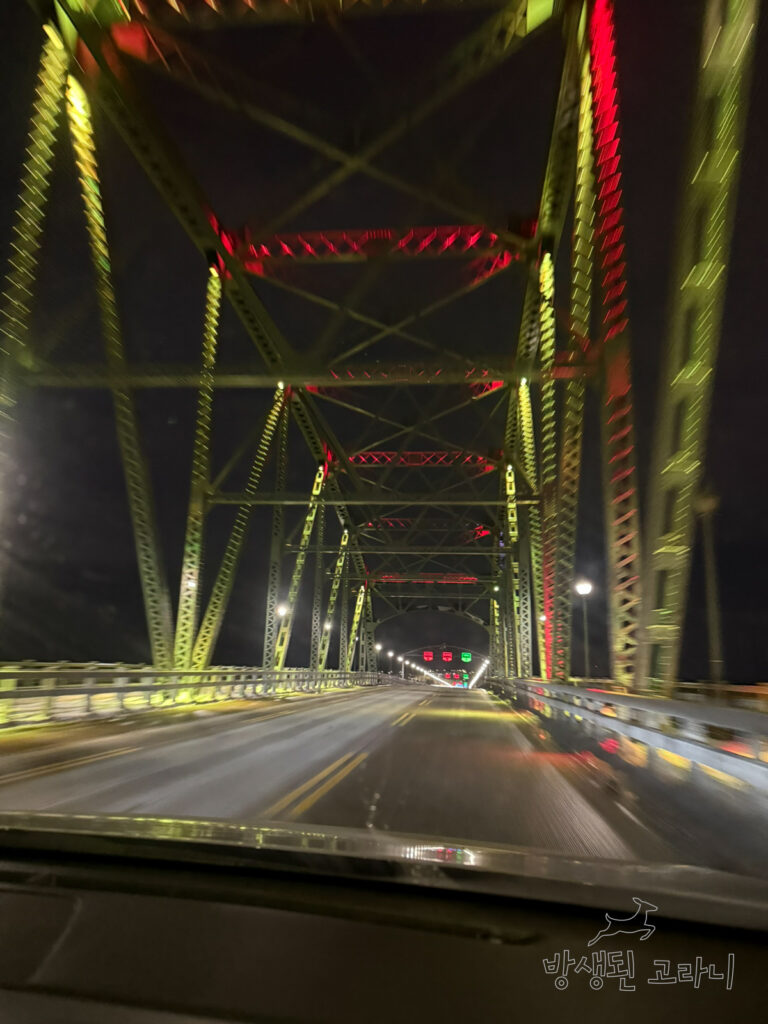 피스 브릿지(Peace bridge) 철제 구조물