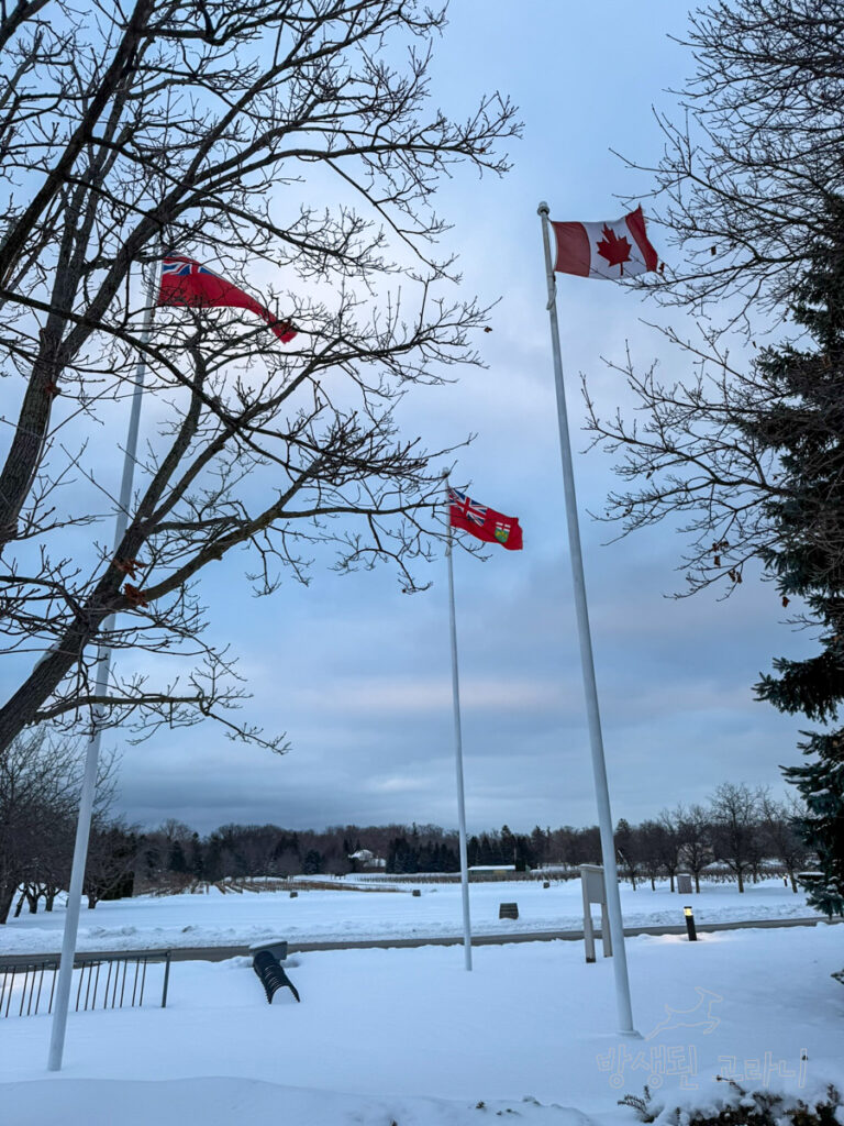 Peller Estates 와이너리 주차장에서 본 캐나다 국기와 온타리오주 주기