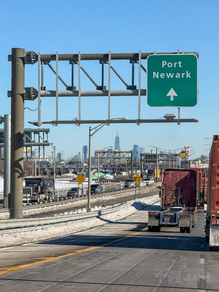 Port Newark 방향 안내 표지판