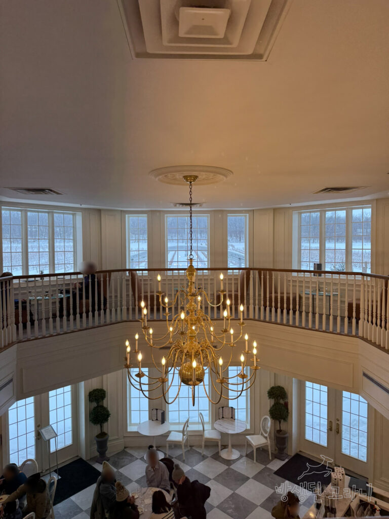 와이너리 2층에서 바라본 샹들리에와  창 밖 풍경