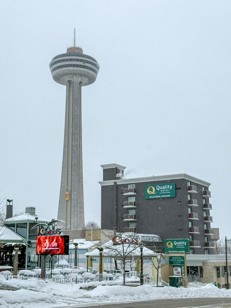 겨울 나이아가라 폭포 스카이론 타워와 주변 건물