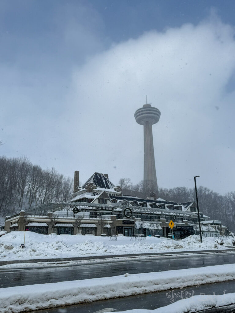 스카이론 타워 하단 쇼핑 콘코스 외관