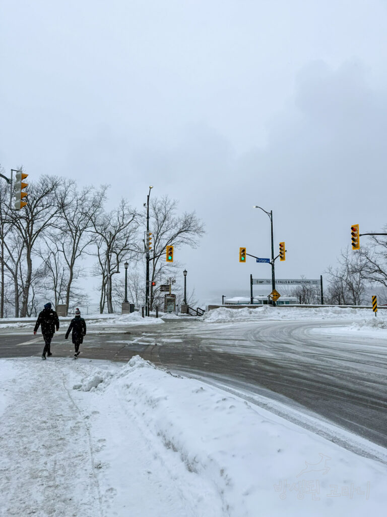 나이아가라 폭포 가는 길 눈 쌓인 겨울 거리