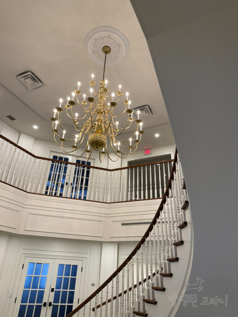 와이너리 내부 2층으로 올라가는 계단과 샹들리에
