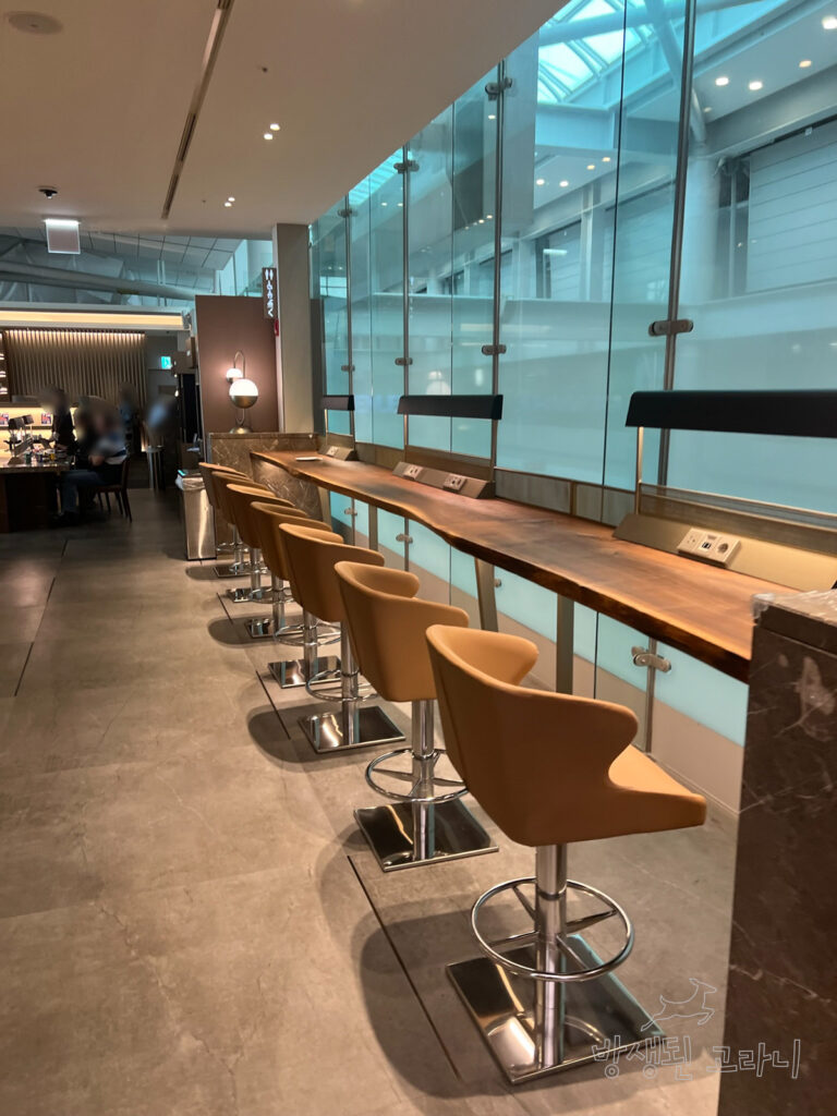 인천공항 스타얼라이언스 라운지 싱가포르항공 실버크리스 바형 테이블