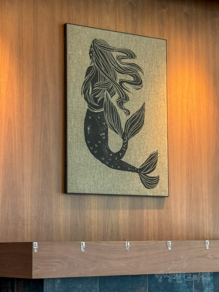 스타벅스 매장 내부 사이렌 그림 액자