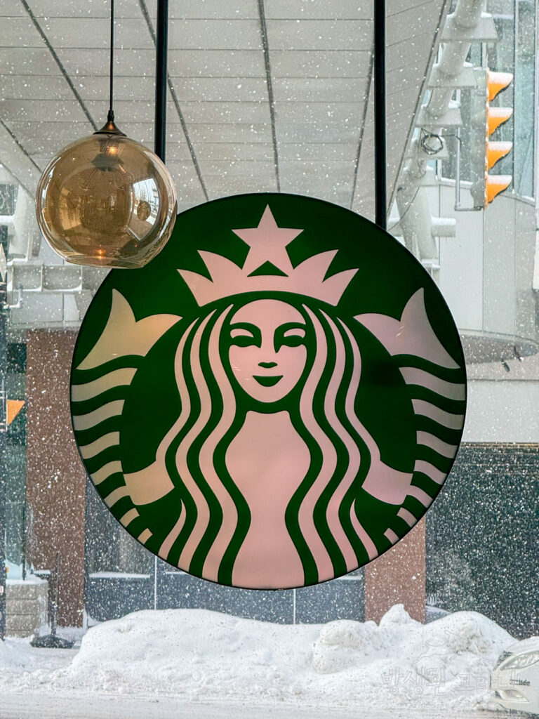 나이아가라 스타벅스 눈 내리는 창밖 풍경