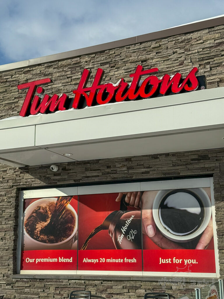 아울렛에 있는 팀홀튼 매장 간판