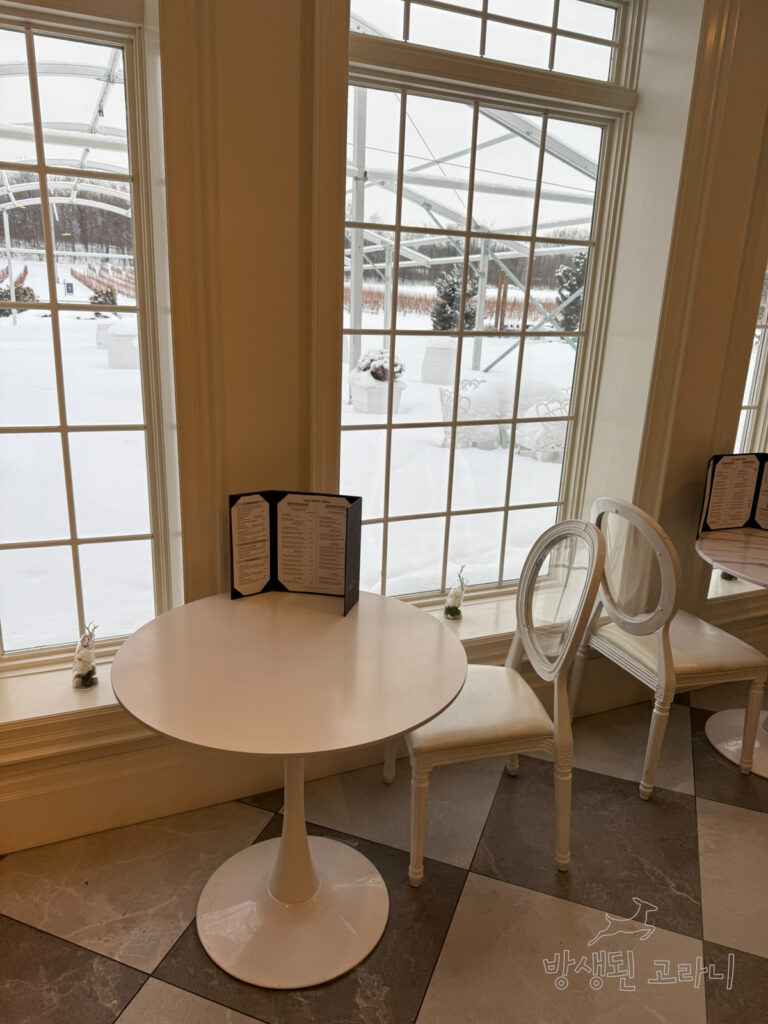 와이너리 포도밭이 보이는 1층 창가 좌석