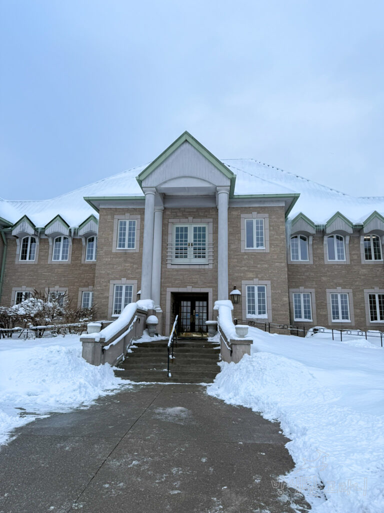 Château des Charmes 와이너리 메인 건물 입구 외관