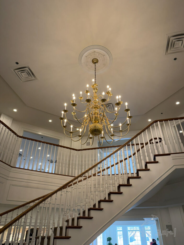 와이너리 건물 1층에서 바라본 화려한 샹들리에