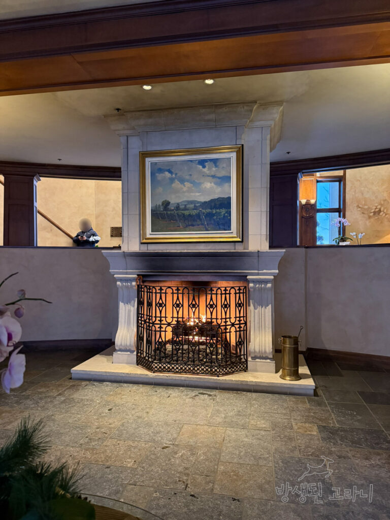 와이너리 로비 내부에 아늑한 벽난로