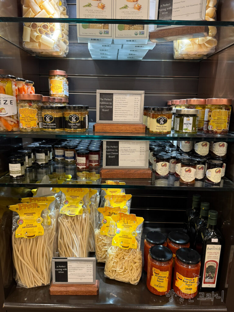 와이너리 샵에 진열된 다양한 제품들