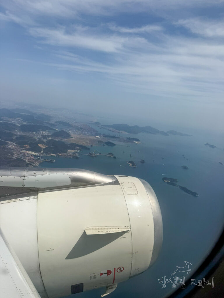에어부산 항공기 엔진과 부산 인근 바다 풍경