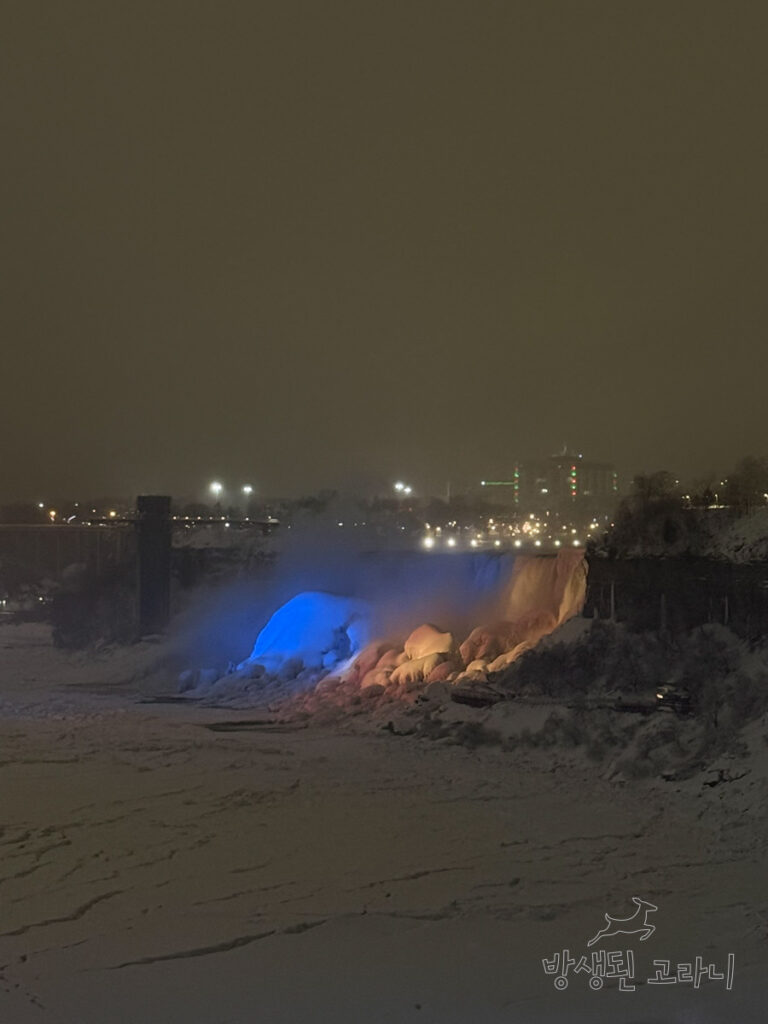 야간 조명을 받은 아메리칸 폭포와 브라이덜 베일 폭포