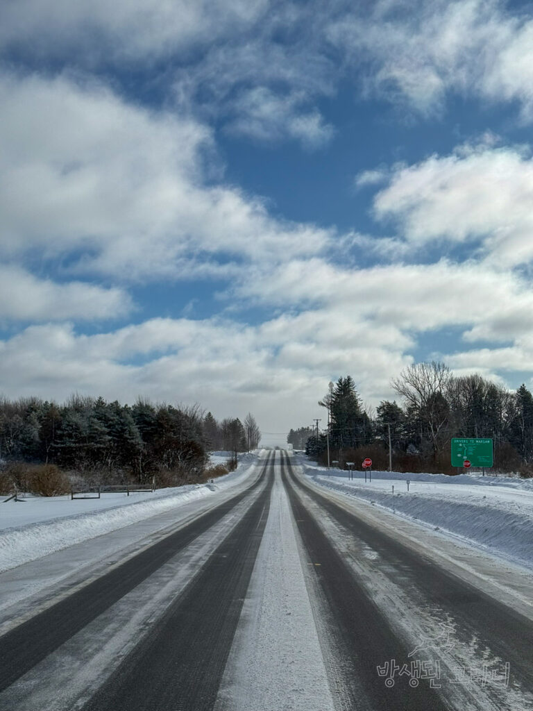 미국 특유의 쭉 뻗은 직선 도로와 드넓은 하늘