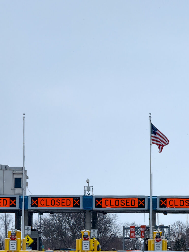 버팔로 보더 국경 입국심사 대기 중 바라본 미국 성조기