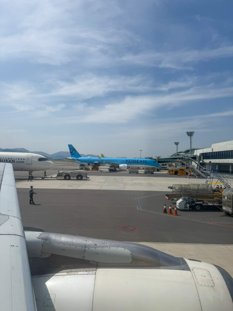 김해공항에 주기된 대한항공 신도장 항공기