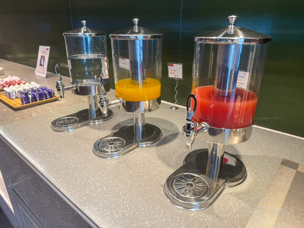 라운지 내 생수와 각종 음료