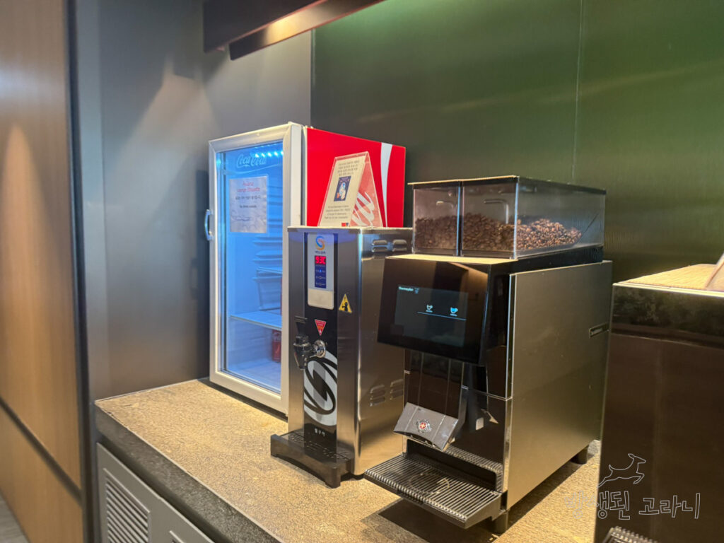 캔음료 냉장고와 커피머신