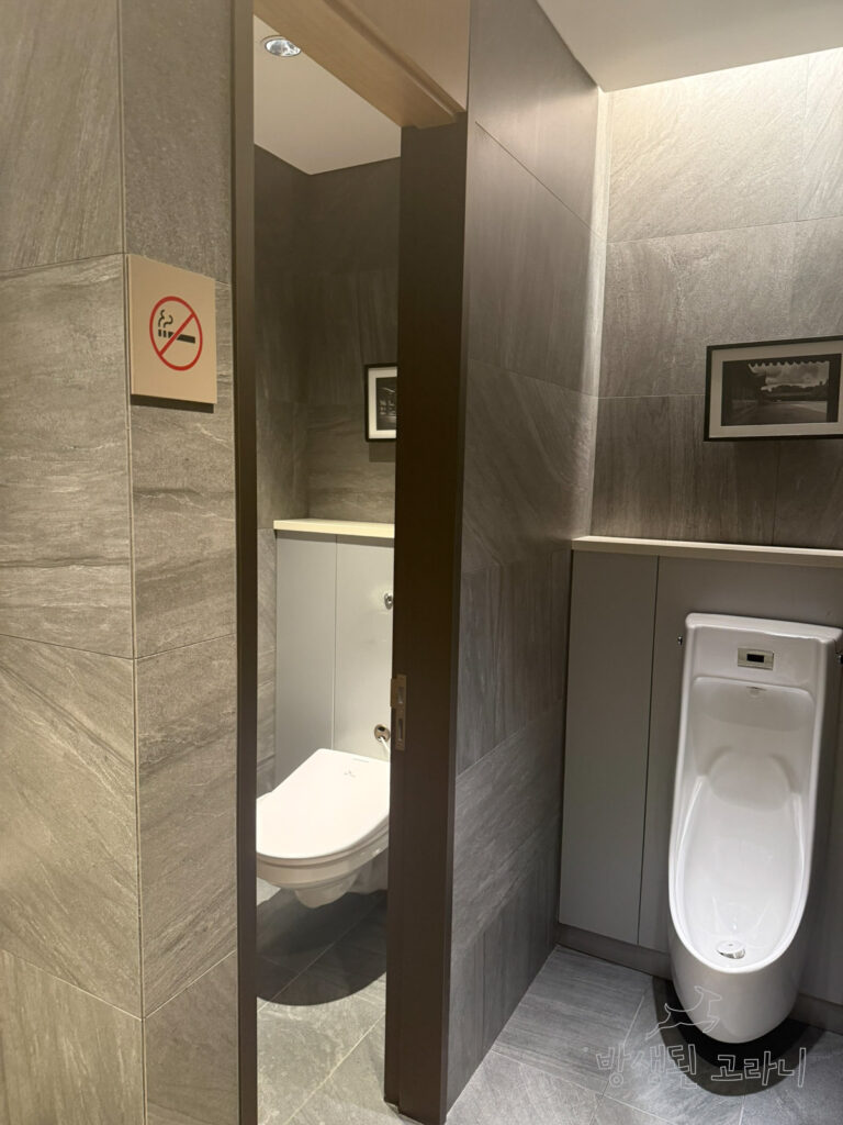 라운지 화장실 내부 전경