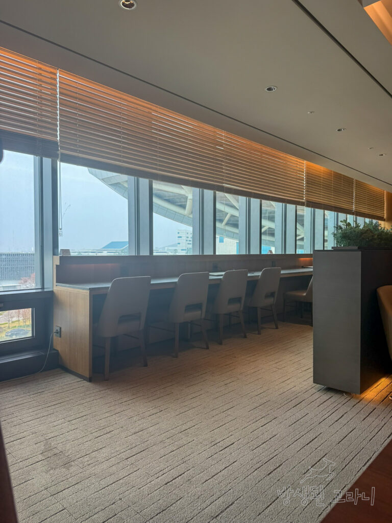 라운지 창가 쪽 좌석 풍경