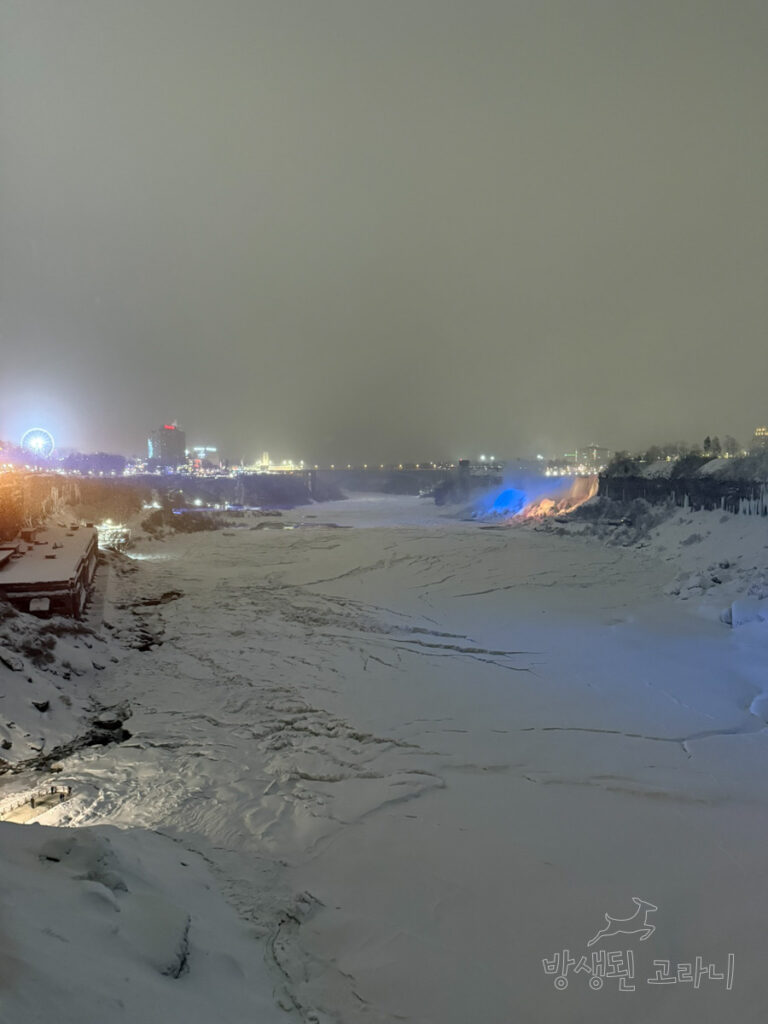 나이아가라 센터 건물에서 바라본  아메리칸 폭포와 브라이덜 폭포, 얼어붙은 강의 전경