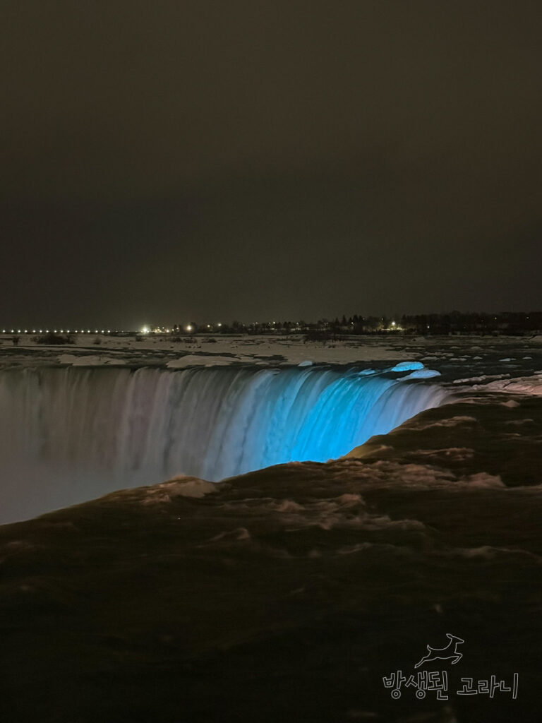 파란 조명을 받은 나이아가라 폭포 근접 촬영