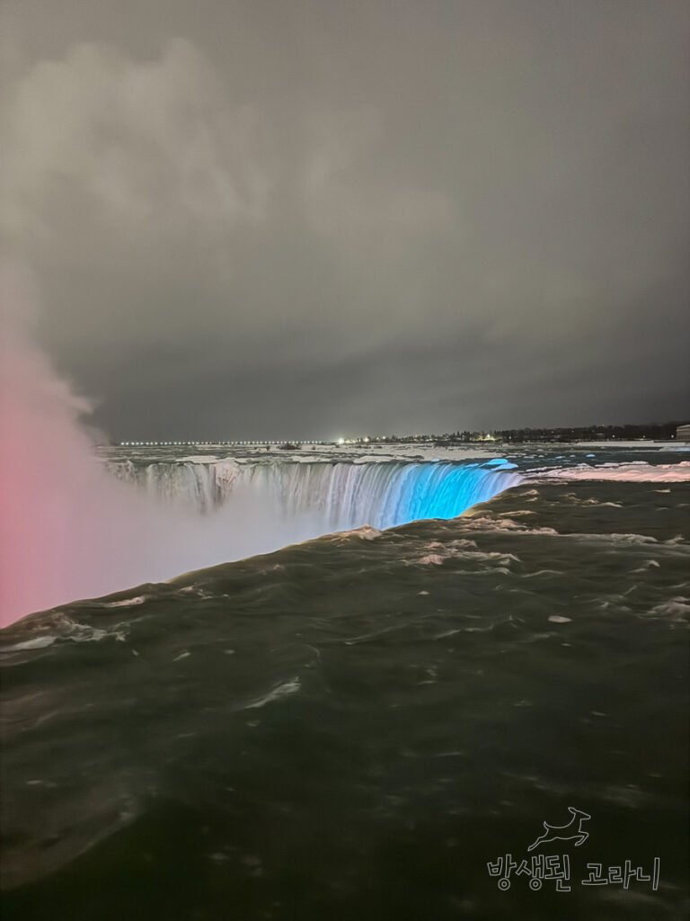 파란 조명이 비치는 나이아가라 폭포 야경