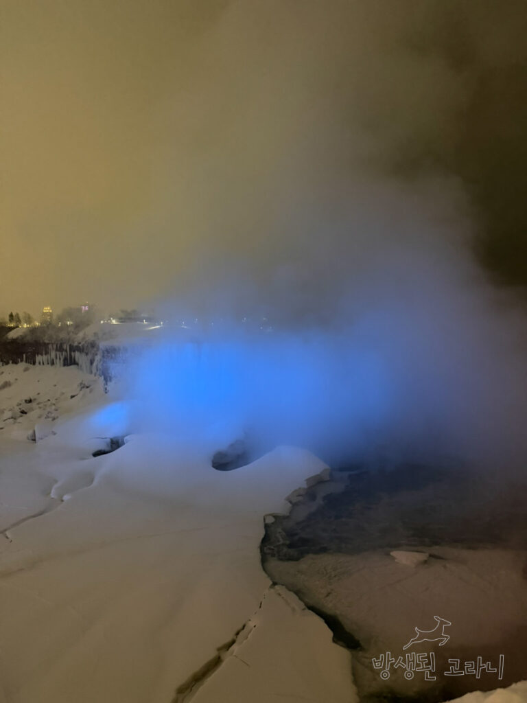 나이아가라 폭포에서 피어오르는 물보라