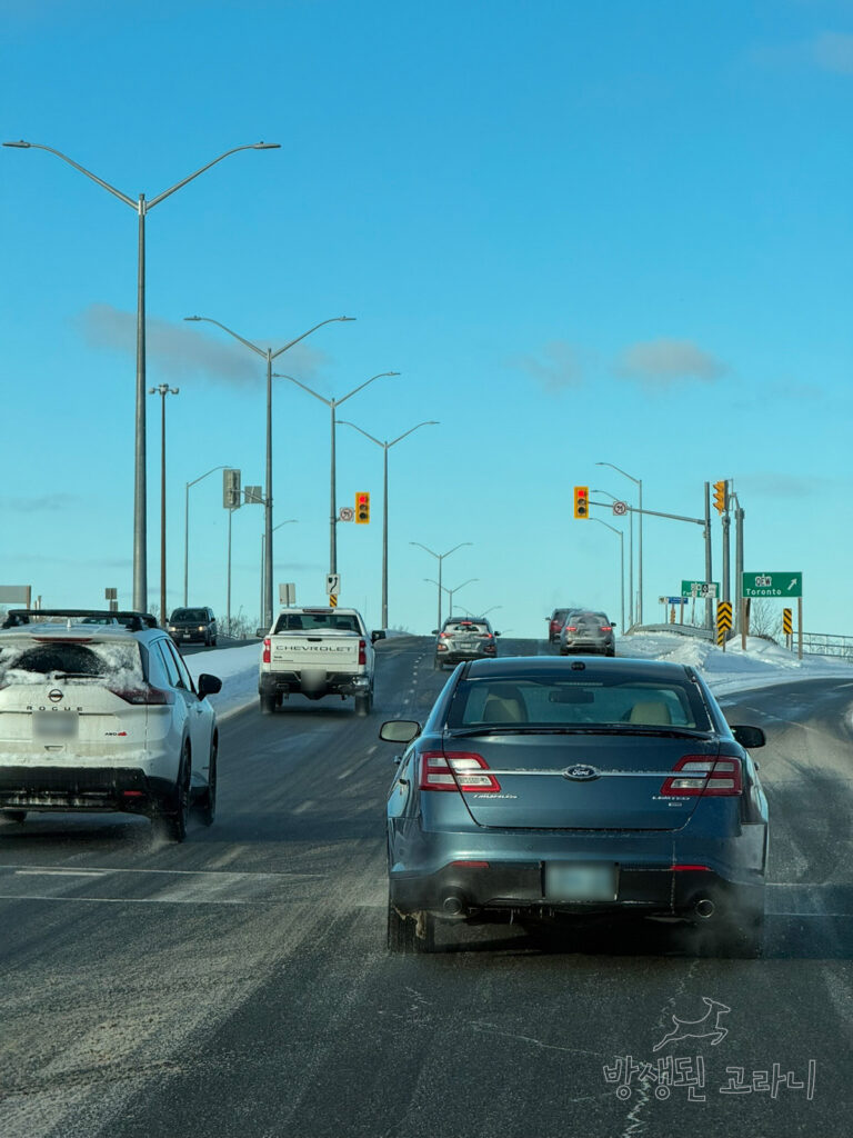 이른 아침 뉴욕으로 향하기 위해 출발하는 나이아가라 시내 도로