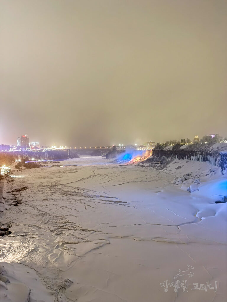 나이아가라 강 협곡에 형성된 아이스 브릿지의 모습